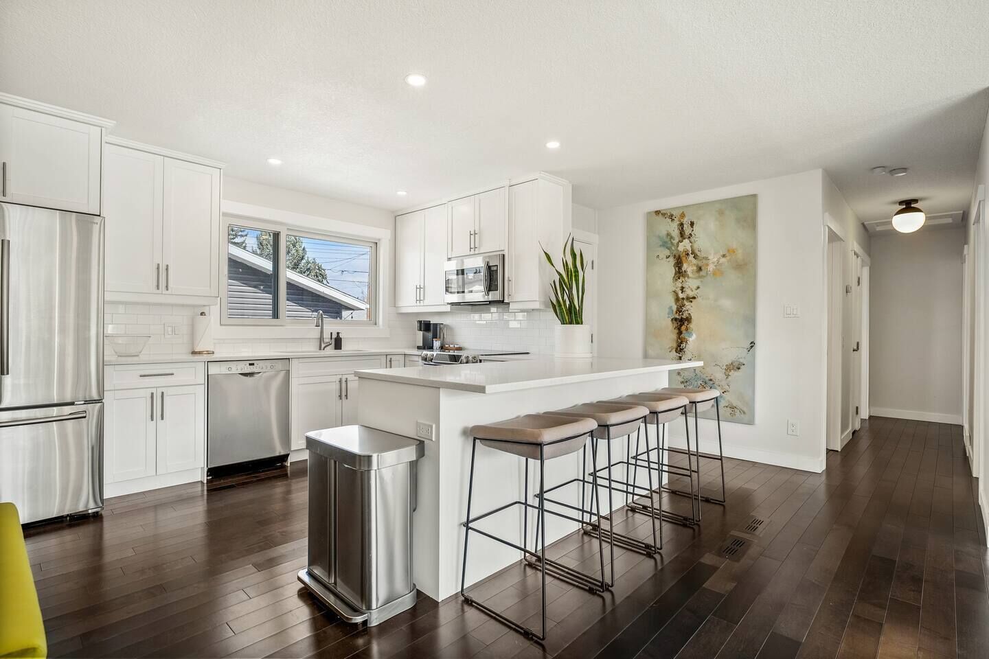 冷蔵庫、電子レンジ、オーブン、コンロ