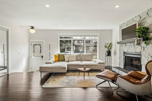 Willow Dreams: Elegant 3-Bedroom Home near Shops