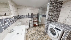 Een douche, handdoeken