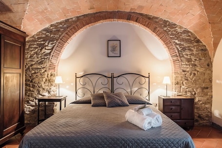 1 bedroom, WiFi, bed sheets. Studio on organic farm located in ancient hamlet.