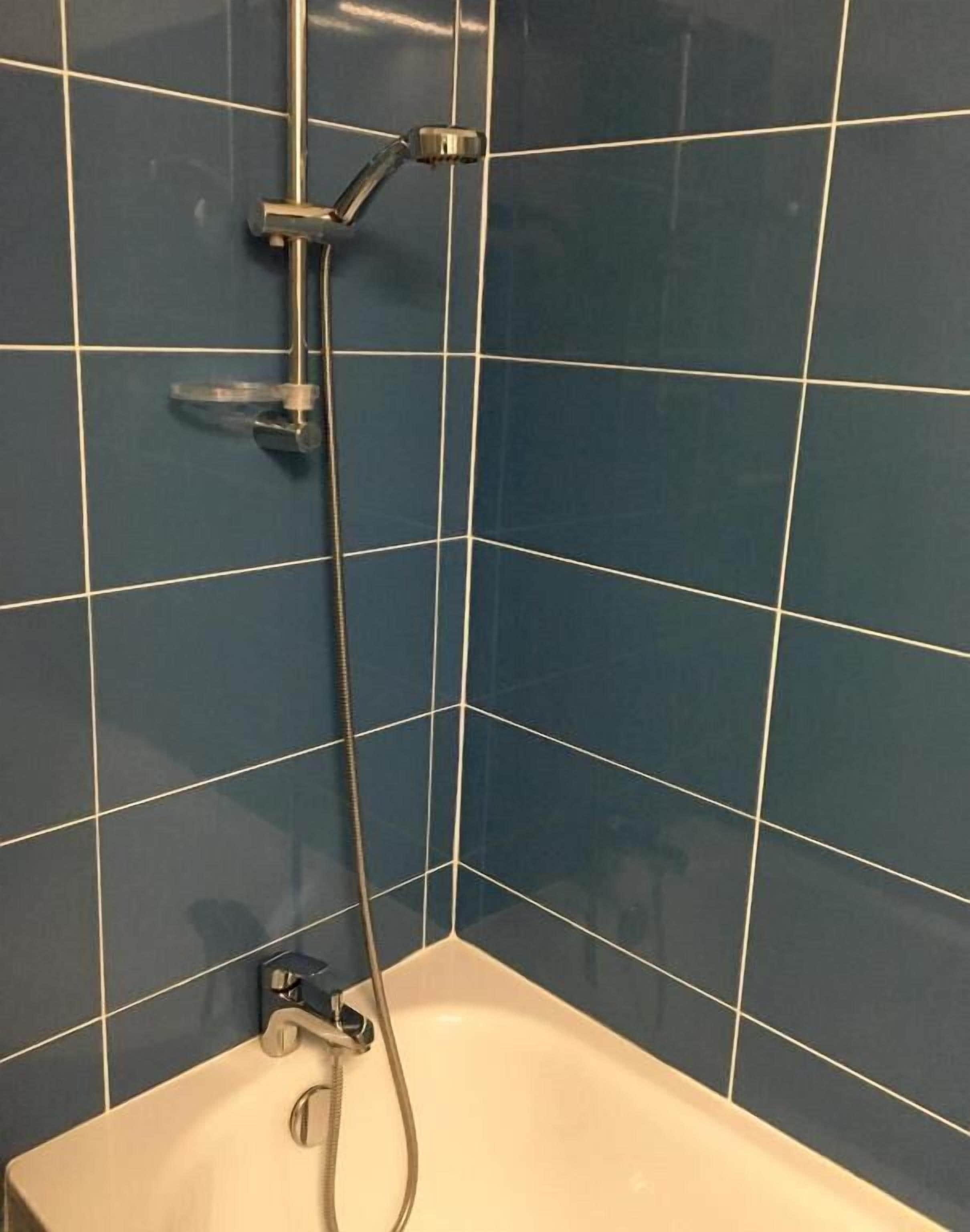 Un baño con bañera y ducha.