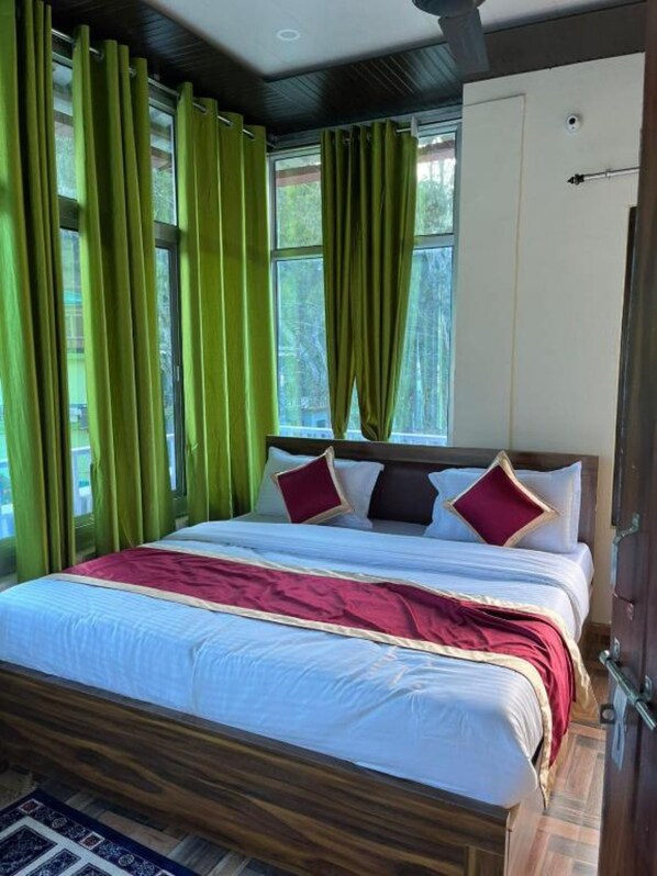 Superior Double Room | Soundproofing, free WiFi, bed sheets - Goroomgo Morning Moon Bhimtal (Nainital)