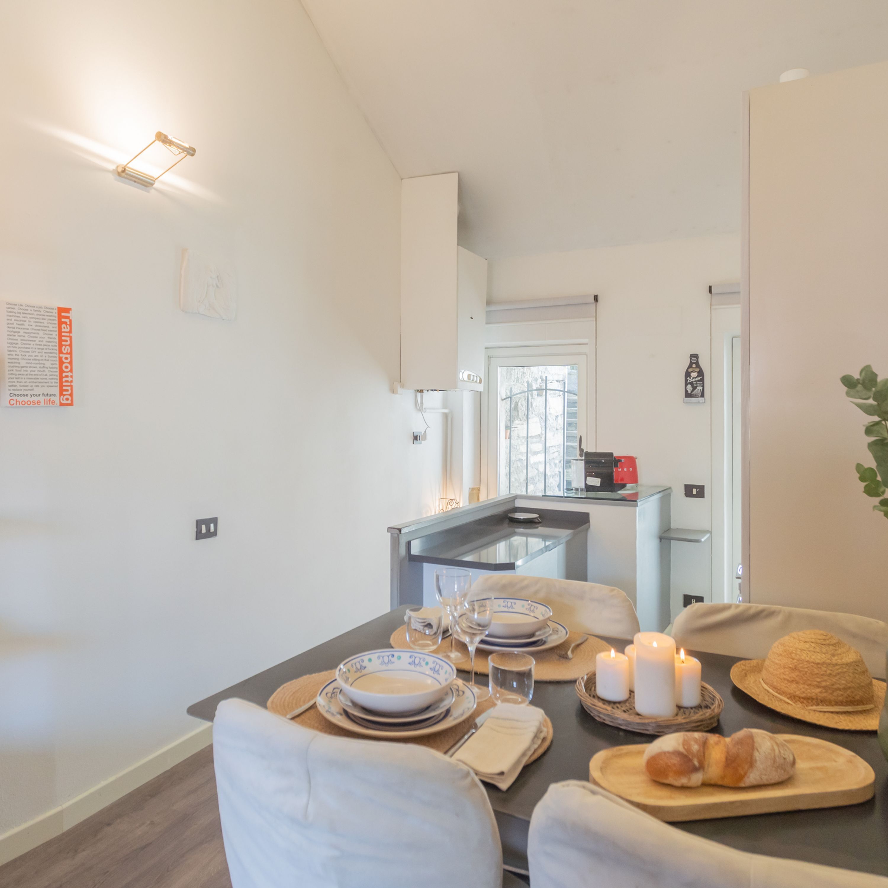 Una cocina moderna con comedor.