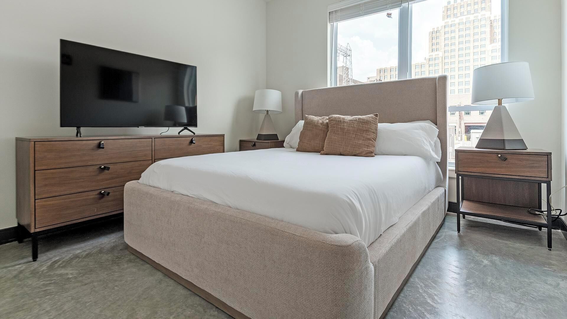 2 bedrooms, desk, iron/ironing board, internet