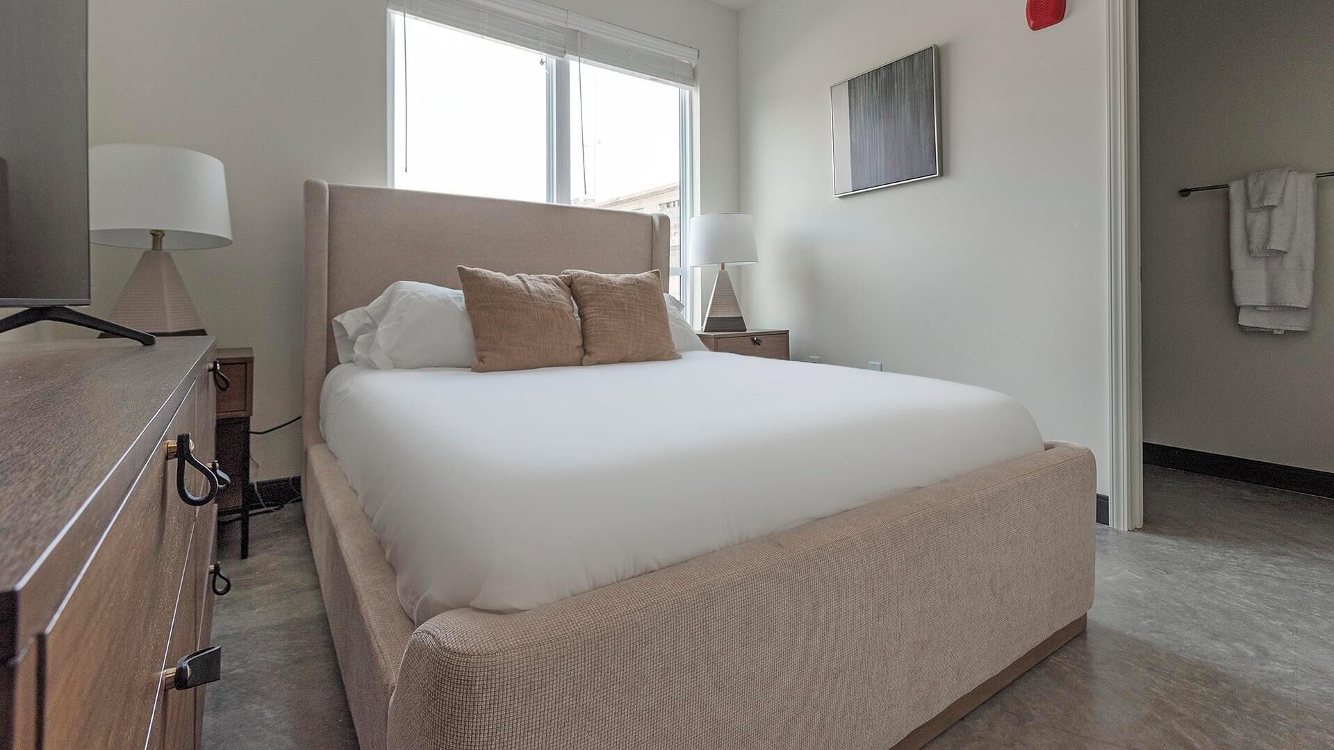 2 quartos, escrivaninha, ferros/tábuas de passar roupa