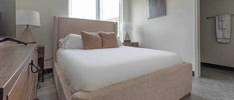 2 quartos, escrivaninha, ferros/tábuas de passar roupa