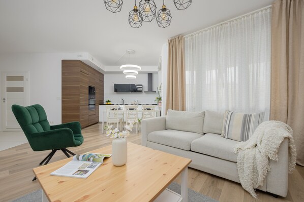 Apartament, 2 dormitoris, 2 banys | 2 dormitoris, escriptori i espai de treball apte per a portàtils