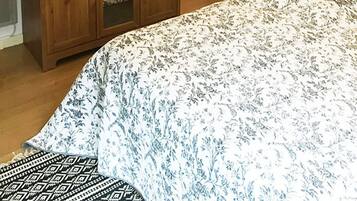 2 bedrooms, iron/ironing board, travel cot, free WiFi