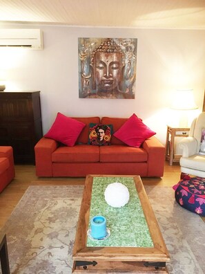 Smart TV, fireplace, ping pong, books