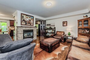 Een televisie, een open haard, een kantoor en een printer