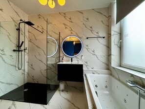 Luxury Suite, City View | Bathroom | Hair dryer, soap, shampoo, toilet paper - Maison du Roi (Liege)