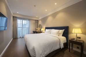 2 bedrooms, in-room safe, desk, iron/ironing board
