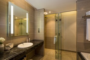 Dusche, Haartrockner, Bidet, Handtücher