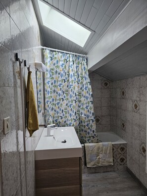 Haartrockner, Handtücher, Seife, Toilettenpapier
