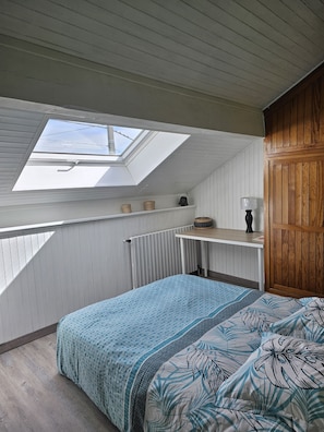 2 bedrooms, desk, iron/ironing board, free WiFi