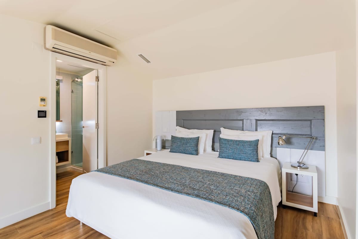 Habitación, 1 cama doble con sofá cama, baño privado, entresuelo | 1 dormitorio, minibar, sistema de insonorización y wifi gratis
