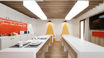 Refrigerador, microondas, placa de cocina, cafetera expreso