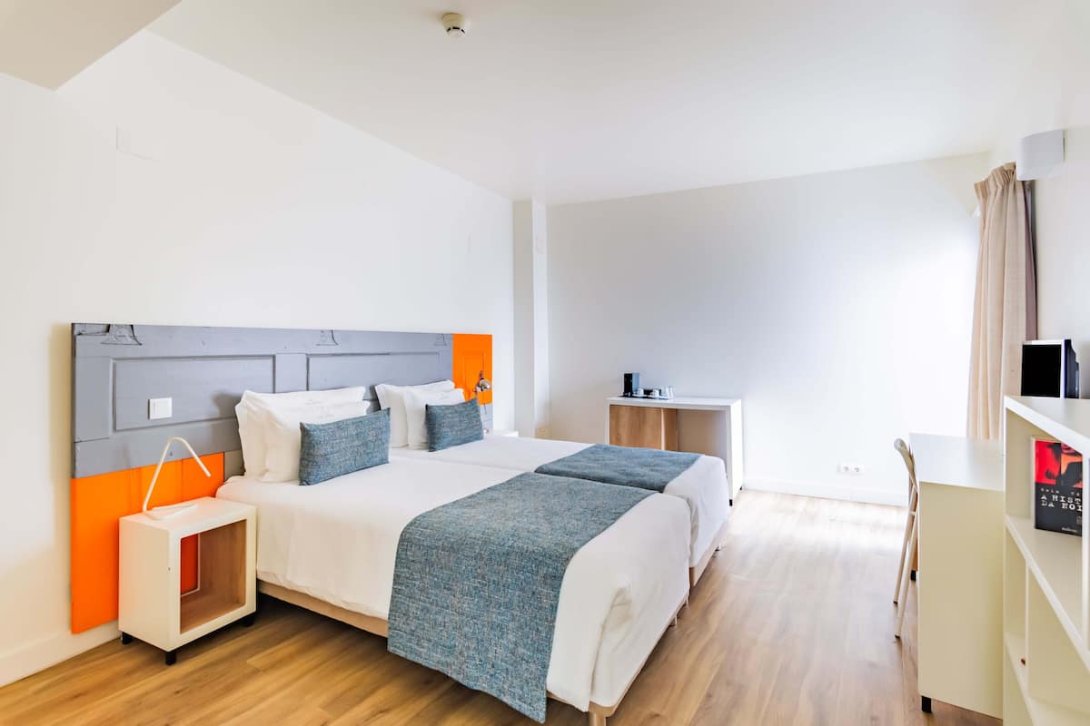 Habitación estándar, 2 camas individuales, baño privado | 1 dormitorio, minibar, sistema de insonorización y wifi gratis