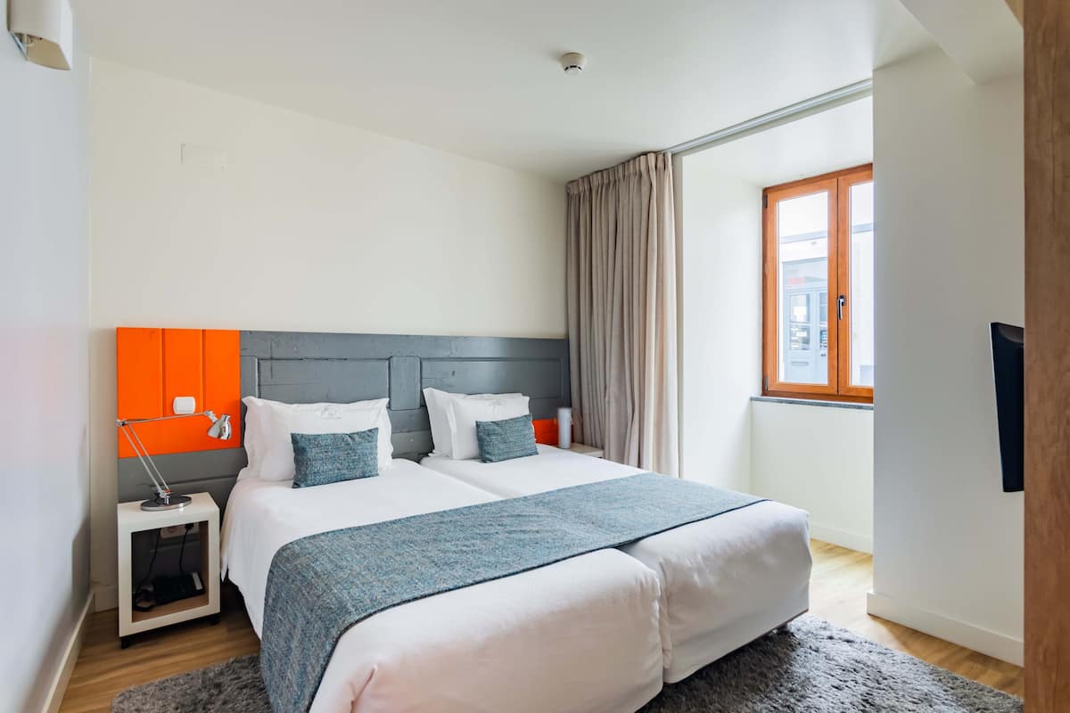 Habitación estándar, 2 camas individuales, baño privado | 1 dormitorio, minibar, sistema de insonorización y wifi gratis