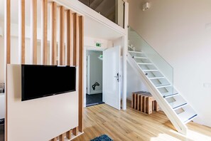 Chambre, 1 lit double, salle de bains privée, en mezzanine | Minibar, chambres insonorisées, Wi-Fi gratuit, draps fournis