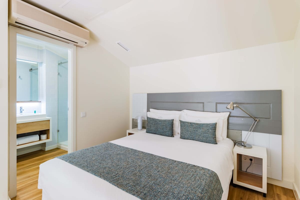 Habitación, 1 cama doble, baño privado, entresuelo | 1 dormitorio, minibar, sistema de insonorización y wifi gratis