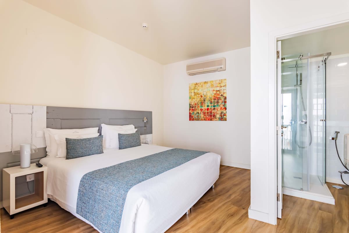 Habitación estándar, 2 camas individuales, baño privado | 1 dormitorio, minibar, sistema de insonorización y wifi gratis