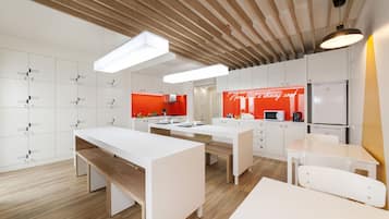 Een koelkast, een microgolfoven, een kookplaat, een espressoapparaat