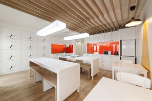 Réfrigérateur, micro-ondes, plaque de cuisson, machine à expresso