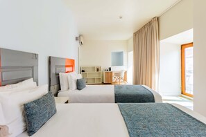 Minibar, soundproofing, free WiFi, bed sheets - Porta da Arrábida Suites (Palmela)