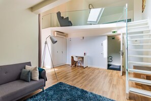 客房, 1 张双人床和 1 张沙发床, 私人浴室, 复式 | 迷你吧、隔音、免费 WiFi、床单