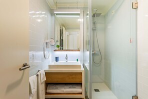 Standard Room, 2 Twin Beds, Private Bathroom | Bathroom | Shower, rainfall showerhead, hair dryer, towels - Porta da Arrábida Suites (Palmela)