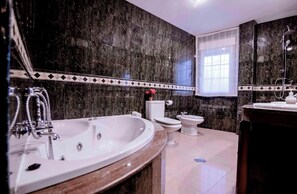 Basic Double Room | Bathroom | Hair dryer, bidet, towels - Hospedium Hotel Blu Fonseca (Peligros)