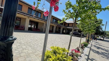 Habitación doble Deluxe, vista al patio | Terraza o patio