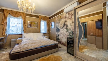 Kahden hengen deluxe-huone, näköala pihalle | Minibaari, tallelokero huoneessa, yksilöllisesti sisustettu