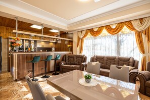 Bữa sáng buffet hàng ngày (3500 EUR/mỗi người)