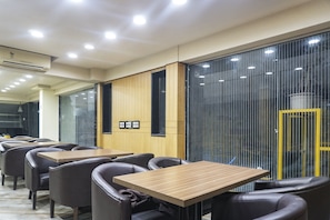 Restaurant - Super Townhouse OAK Sr Hotel Wakad (Paud)