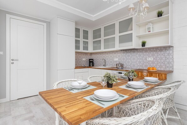 Dining room - Apartment Near the River by Renters (Gdansk)