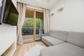 Apartamento, 1 habitación, balcón | Sala de estar | Smart TV de 32 pulgadas con canales por satélite
