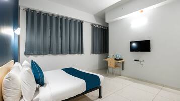Habitación clásica | Espacio para trabajar con laptop