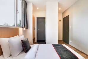 Classic Room | Laptop workspace - Townhouse 238 Ulsoor (Bengaluru)