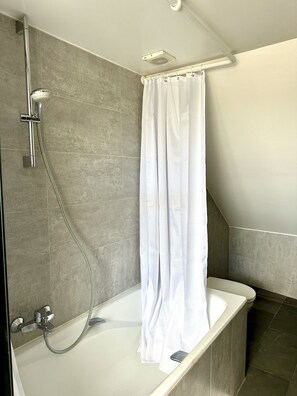 Hair dryer, towels, soap, shampoo - Stylish Country House an hour from Paris (Chevrainvilliers)