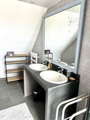 Hair dryer, towels, soap, shampoo - Stylish Country House an hour from Paris (Chevrainvilliers)