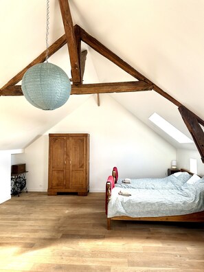 4 bedrooms, desk, iron/ironing board, travel crib