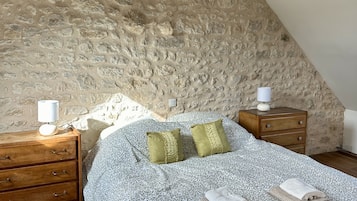 4 soverom, skrivebord, strykejern/-brett og reiseseng for barn