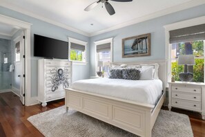 6 Schlafzimmer, Schreibtisch, Bügeleisen/Bügelbrett, Reisekinderbett