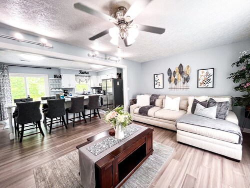 Bhie Lovely Hideaway | RRG | Peaceful | Cozy Stay. Stanton location, just steps from Kroger and a short 15-minute drive to Natural Bridge. Ideal home base for hikers + climbers, featuring a modern kitchen, firepit, grill, covered patio