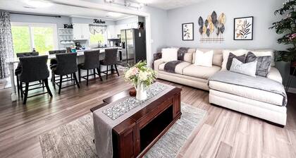 Bhie Lovely Hideaway | RRG | Peaceful | Cozy Stay. Stanton location, just steps from Kroger and a short 15-minute drive to Natural Bridge. Ideal home base for hikers + climbers, featuring a modern kitchen, firepit, grill, covered patio