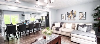 Bhie Lovely Hideaway | RRG | Peaceful | Cozy Stay. Stanton location, just steps from Kroger and a short 15-minute drive to Natural Bridge. Ideal home base for hikers + climbers, featuring a modern kitchen, firepit, grill, covered patio