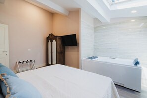 Royal Suite, Courtyard View | Premium bedding, down duvets, memory-foam beds, in-room safe - Villa Erbaia Relais de Charme (Barberino di Mugello)