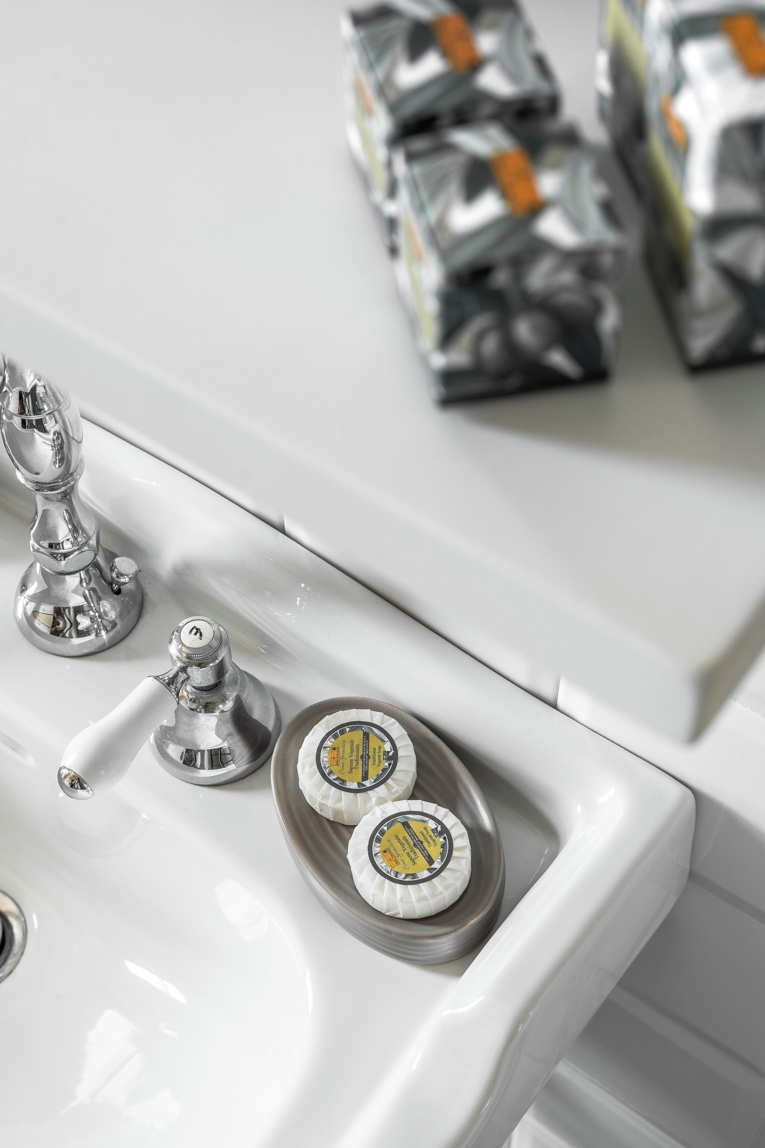 Un lavabo amb dues aixetes i un dosificador de sabó.